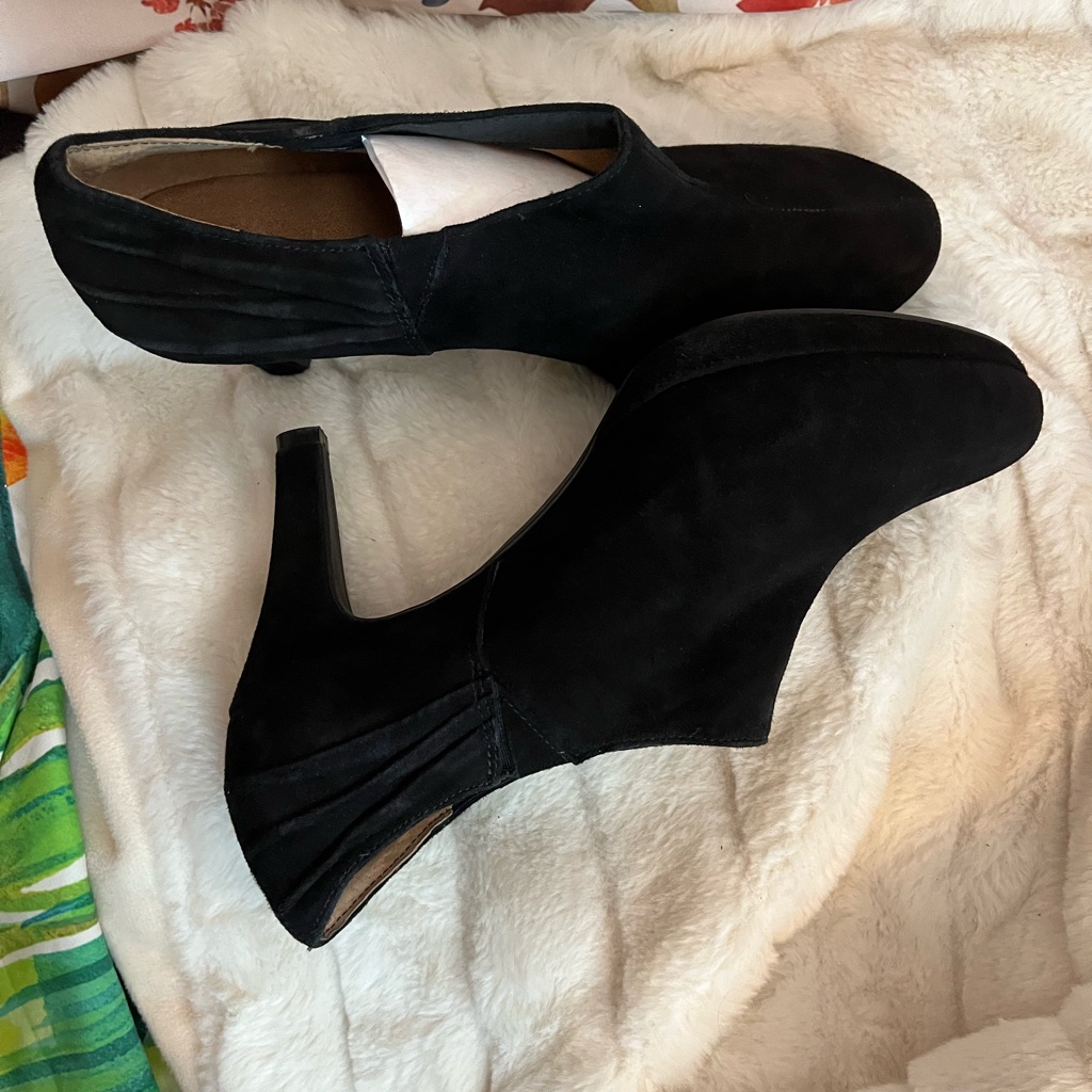 Clarks Womenâs 10m Black Suede 63125 Pull On Heeled Fall Winter Classic Booties